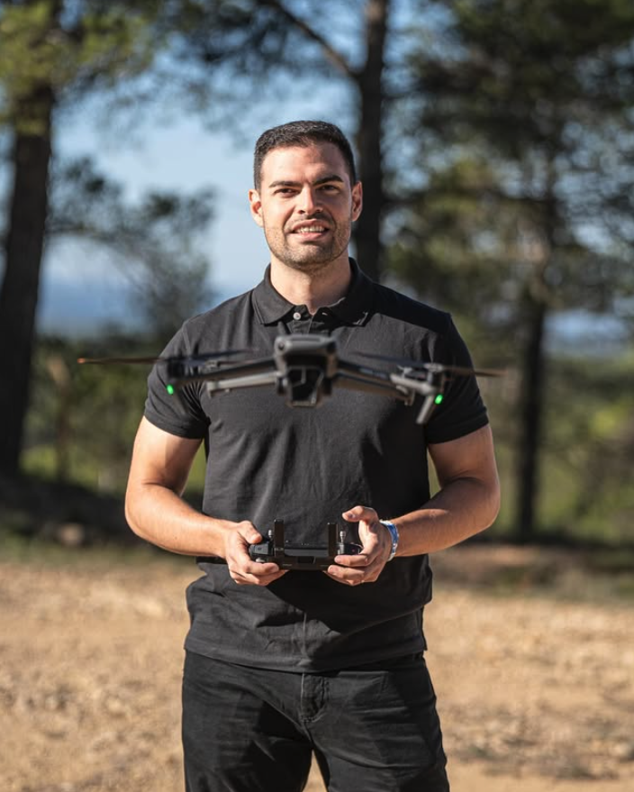 Piloto controlando un dron profesional para la grabación de una boda